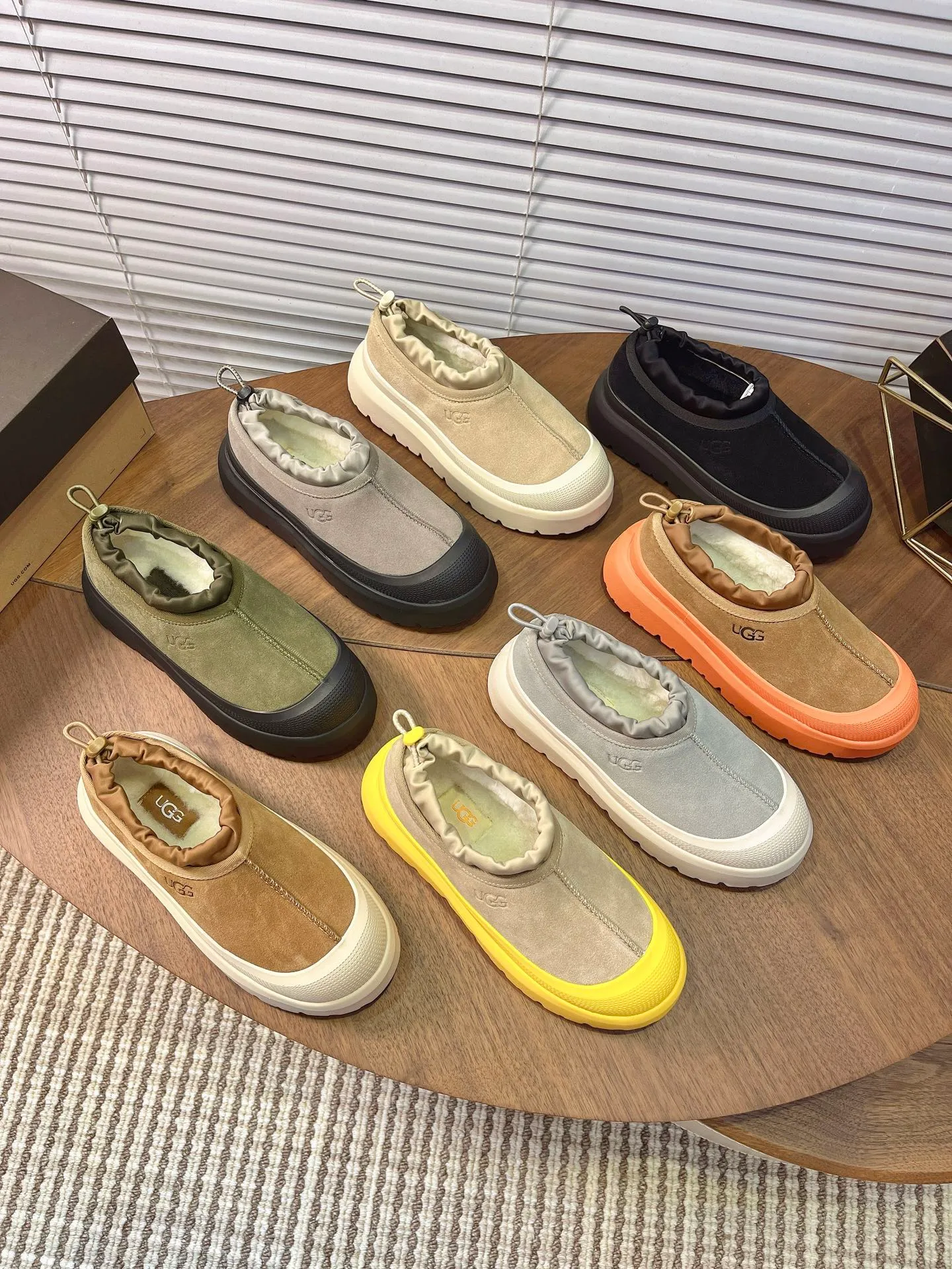 [UGG] P:500💰 Couple shoes Size: 35-44 [Wang Yibo's same style] UGG2025 new winter style Tasman fashion shoes for men and women 1144096 Ugg new fur shoes for autumn and winter, snow boots, same style for men and women ~ Handsome slip-on, lazy shoes, super easy to put on and take off ~ Suede cowhide fabric ~The soles are molded from original soles, not cheap rubber foam, but made of modern material. The characteristics of this material are that it is light, wear-resistant and non-slip. The outsole has a clear logo imprint, which is comparable to that of a store~